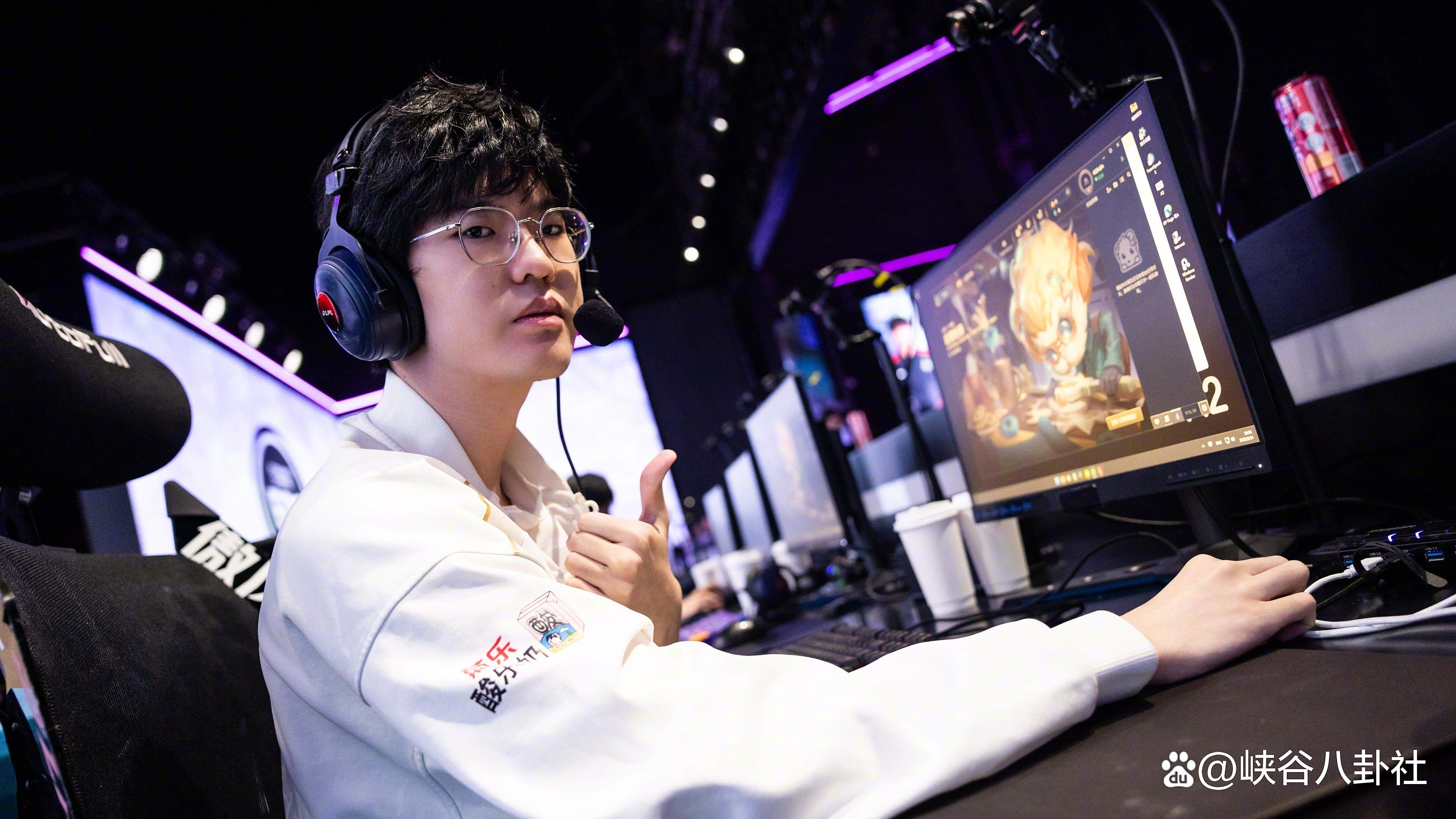 Jiuyou Gaming-Rookie官方宣布刷新纪录新规，瑞士队引发争议！赢得满堂喝彩(世界第一锐雯公认是谁)