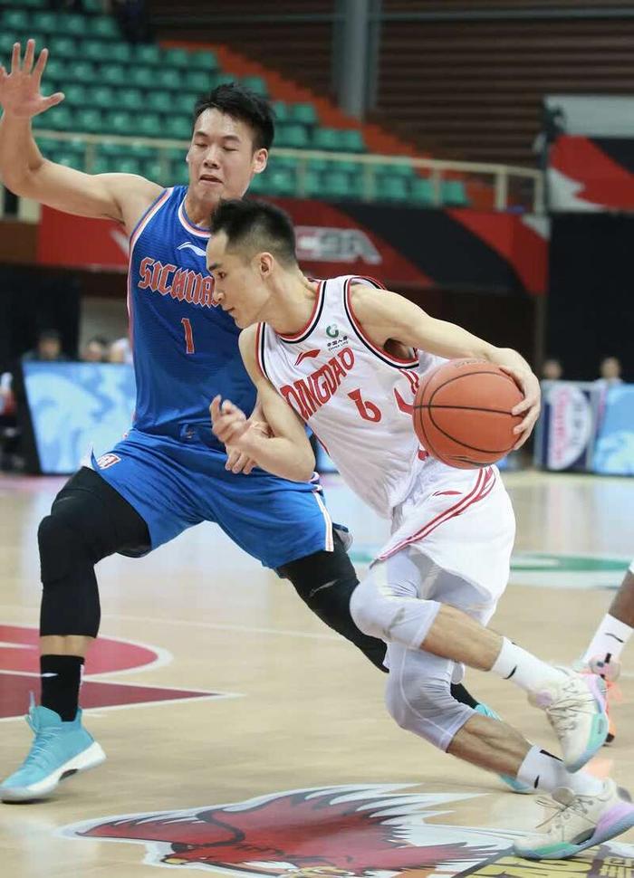 九游娱乐-包含塞外山猫队惊险晋级岭南雄鲨队，举重热身赛上演关键失误成转折！高压逼抢成功的词条